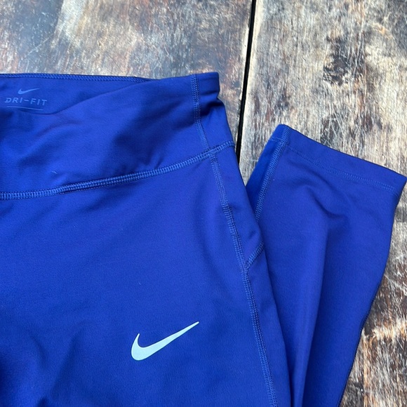 Nike NWOT Epic cropped running leggings with mesh mid rise firm support size M - Picture 2 of 14